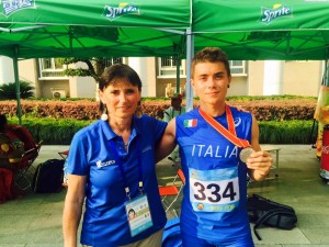 Federico Mengozzi con la medagli di bronzo vinta negli 800  e  Bianca Berardi
